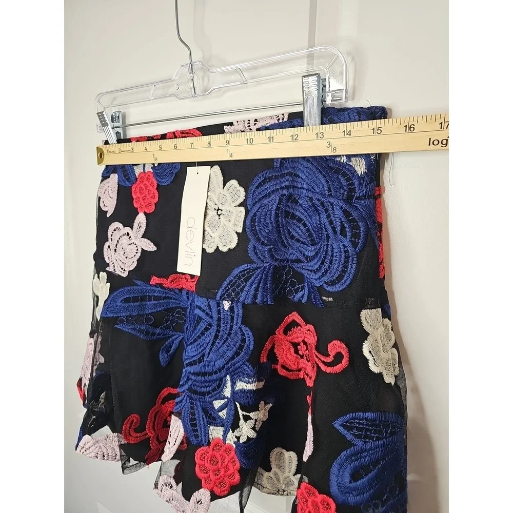 Devlin‎ Women's Floral Embroidered Mini Skater Skirt Size 4